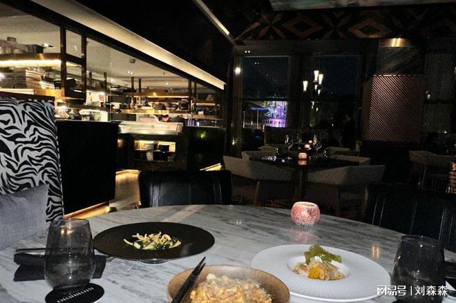 ：河内7家霸榜景观与融合菜成制胜关键开元棋牌app越南高端餐厅榜震撼出炉(图3)