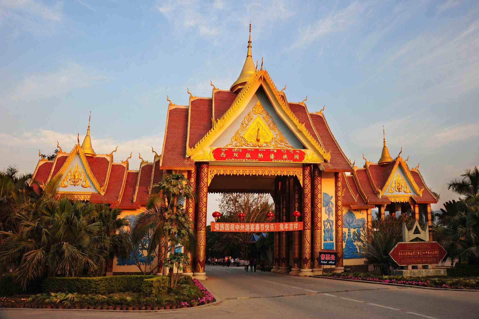 跟着美盈国旅向导吃遍地道傣味不踩坑ky开元棋牌版纳必打卡美食榜单出炉(图2)