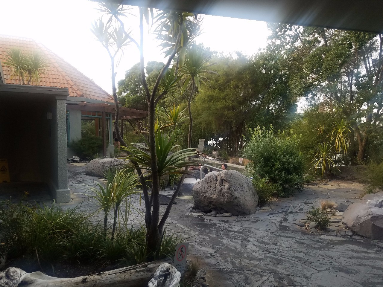 开元棋牌目的地 大笔一挥一片平静的农场上就出现了一整座霍比特人村落(图1)