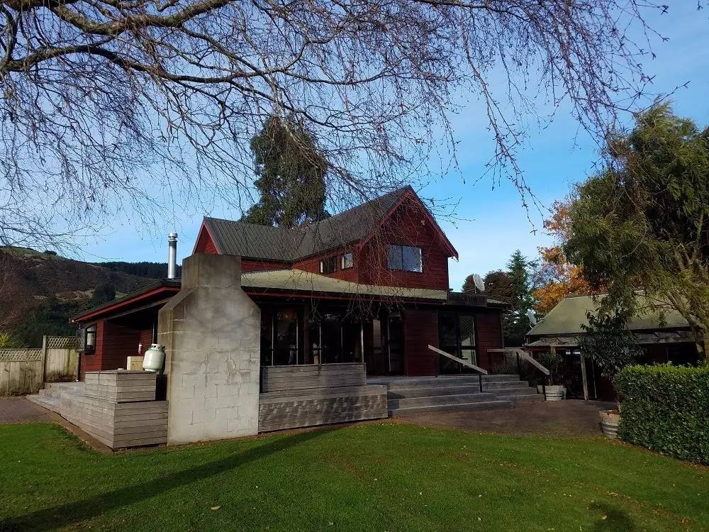 开元棋牌目的地 大笔一挥一片平静的农场上就出现了一整座霍比特人村落(图2)