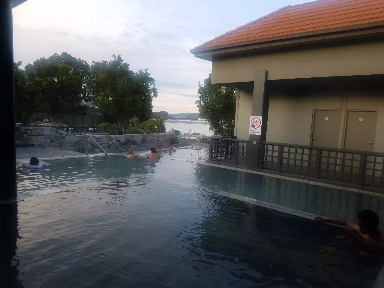 开元棋牌目的地 大笔一挥一片平静的农场上就出现了一整座霍比特人村落(图4)