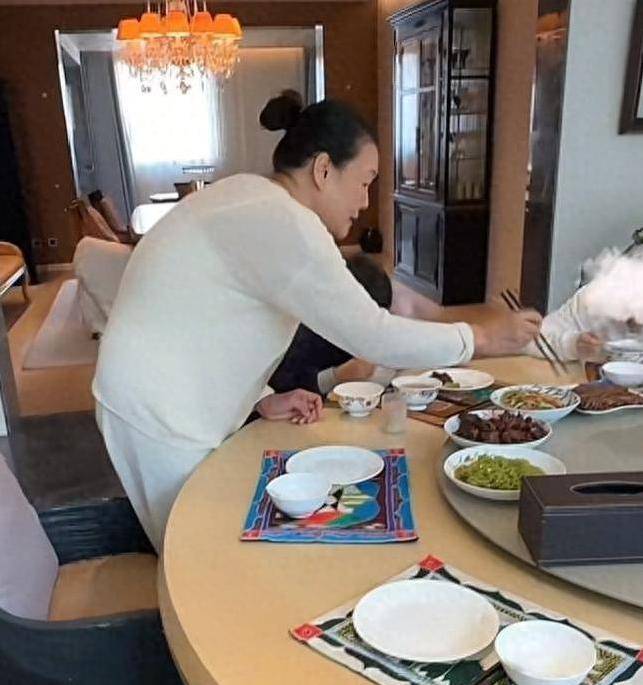 娃同住曝张兰住富人区还透露二月行程开元ky棋牌马筱梅正面回应不和俩(图20)